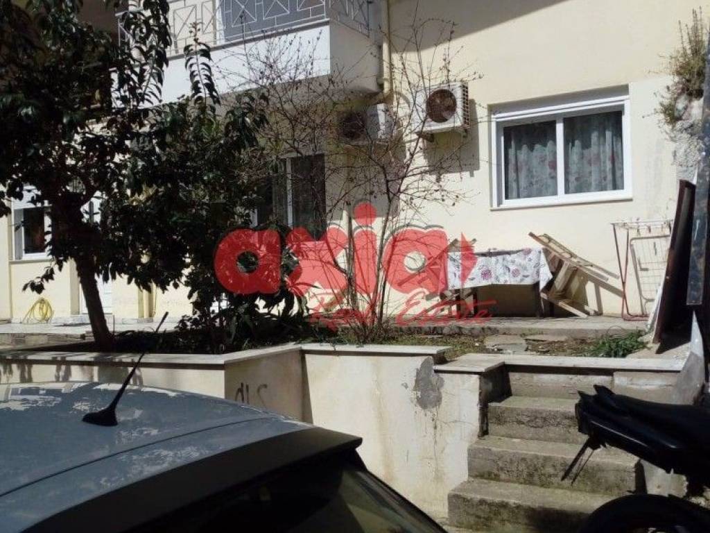 Ενοικιάζεται Γκαρσονιέρα 50τ.μ. σε ισόγειο, με δική της ξεχωριστή είσοδο ΧΩΡΙΣ κοινόχρηστα. Αποτελείται από 1 υπνοδωμάτιο, 1 σαλονοκουζίνα και μπάνιο. Είναι επιπλωμένη, με