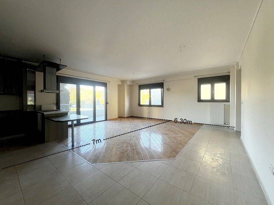 Καθιστικό και κουζίνα. Λήψη από την είσοδο.