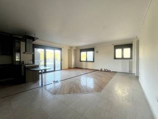 Καθιστικό και κουζίνα. Λήψη από την είσοδο.