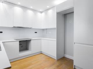 Κουζίνα (μάτια και απορροφητήρας εγκατεστημένα)