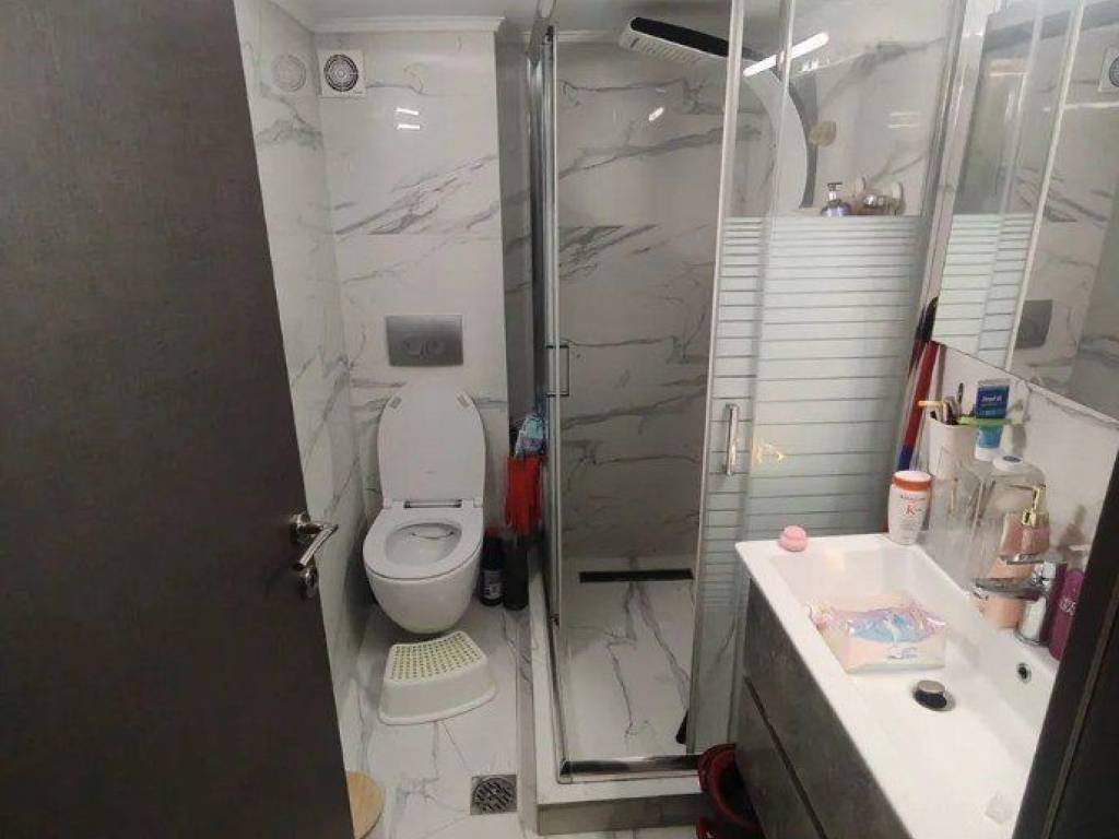 Forumland Real Estate, Μπάνιο