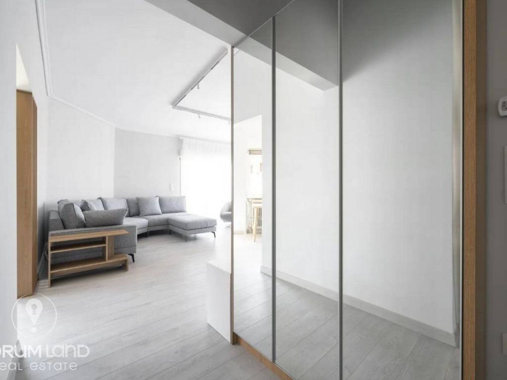 Forumland Real Estate, Διάδρομος