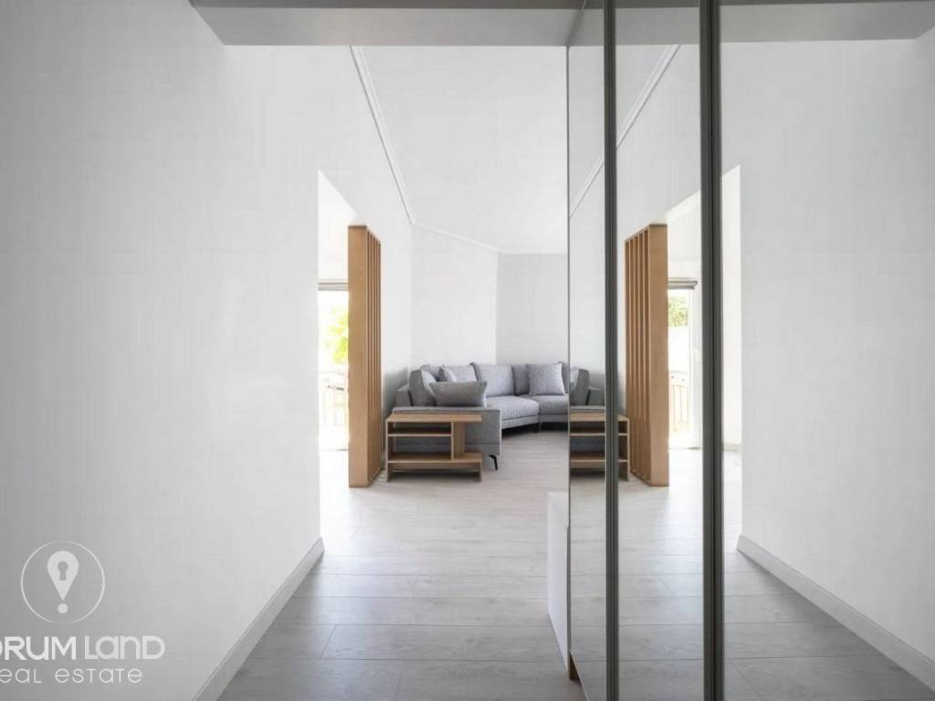 Forumland Real Estate, Διάδρομος