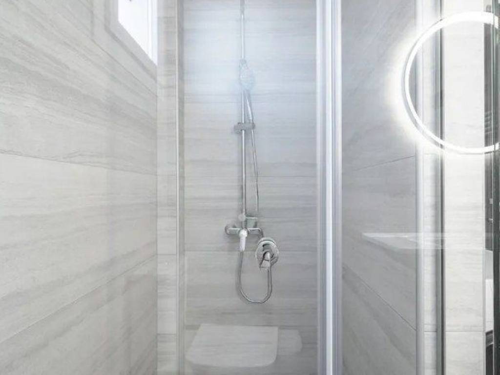 Forumland Real Estate, Μπάνιο