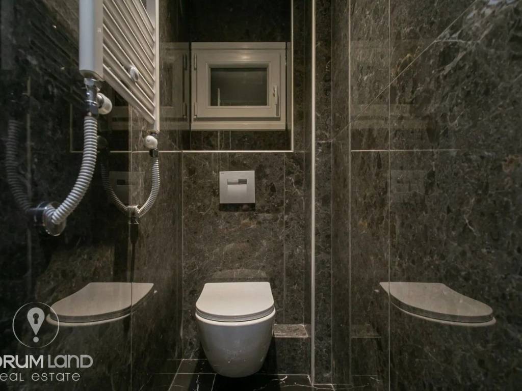 Forumland Real Estate, Μπάνιο