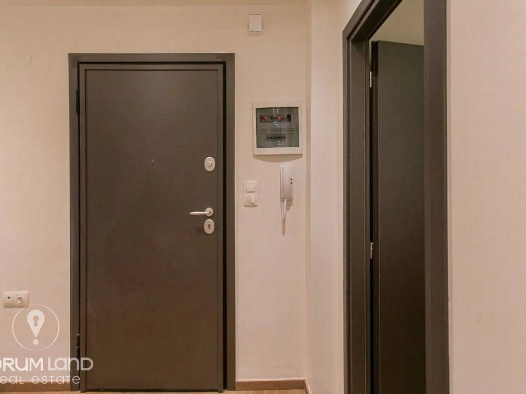 Forumland Real Estate, Είσοδος