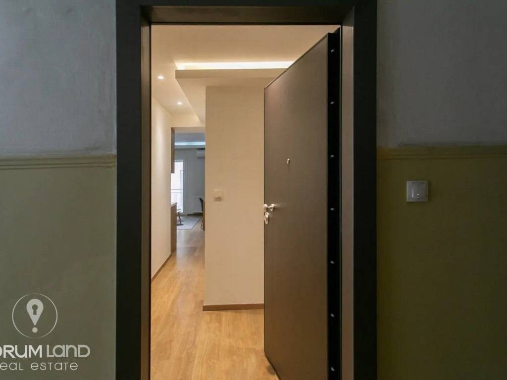 Forumland Real Estate, Είσοδος