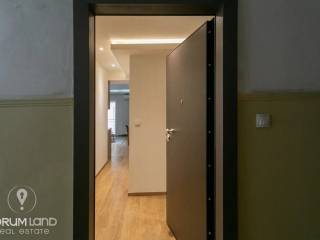 Forumland Real Estate, Είσοδος