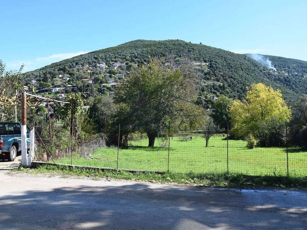 Το επίπεδο αγροτεμάχιο με πρόσβαση από άσφαλτο