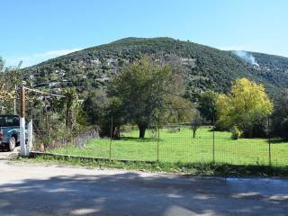 Το επίπεδο αγροτεμάχιο με πρόσβαση από άσφαλτο