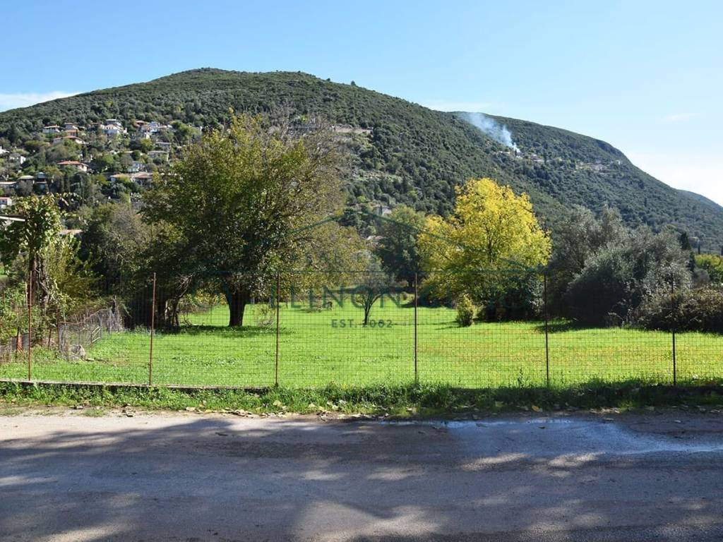 Το επίπεδο αγροτεμάχιο με πρόσβαση από άσφαλτο