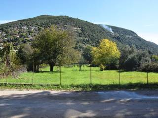 Το επίπεδο αγροτεμάχιο με πρόσβαση από άσφαλτο