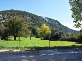 Το επίπεδο αγροτεμάχιο με πρόσβαση από άσφαλτο