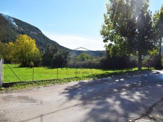 Το επίπεδο αγροτεμάχιο με πρόσβαση από άσφαλτο