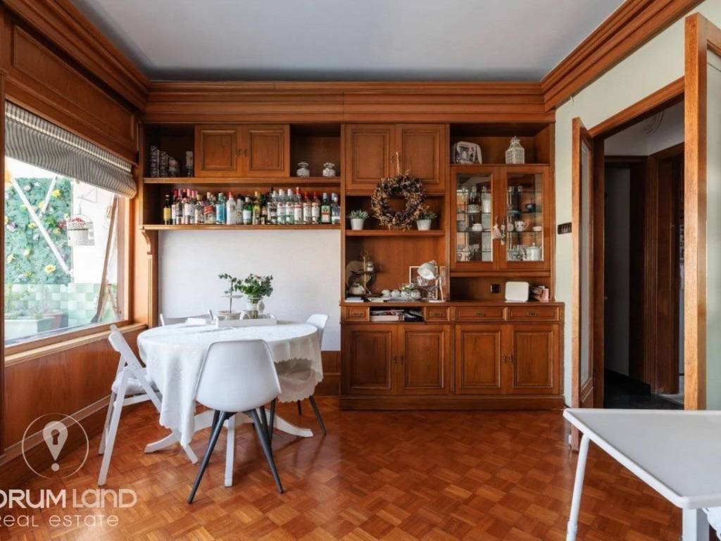 Forumland Real Estate, Τραπεζαρία