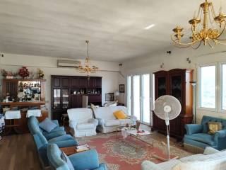 MEGALOS PHOTEINOS CHOROS