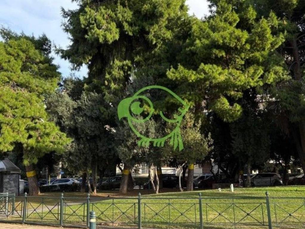 Πάρκο μπορστά από την πολυκατοικία