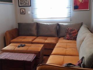 Το καθιστικό, αριστερά η είσοδος