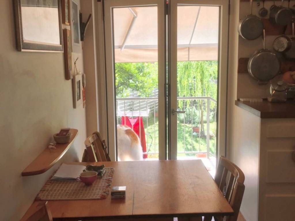 Η τραπεζαρία στην κουζίνα και ο κήπος