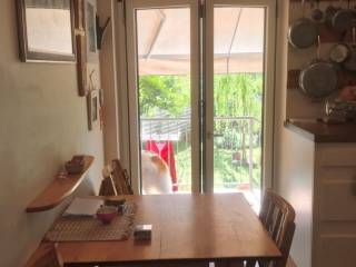 Η τραπεζαρία στην κουζίνα και ο κήπος