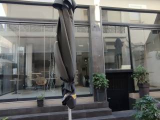 Η μεγάλη πρόσοψη του καταστήματος