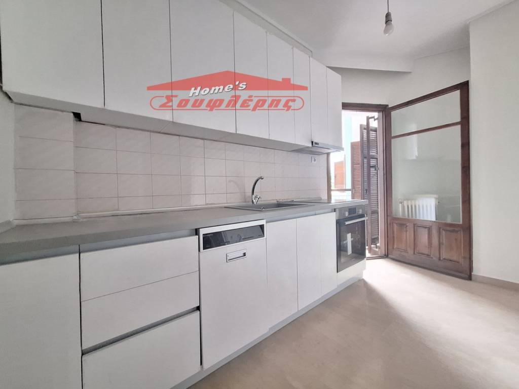 XECHORISTE KOYZINA ME PLYNTERIO PIATON KAI ENT. EL. KOYZINA