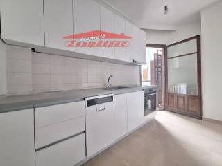 XECHORISTE KOYZINA ME PLYNTERIO PIATON KAI ENT. EL. KOYZINA