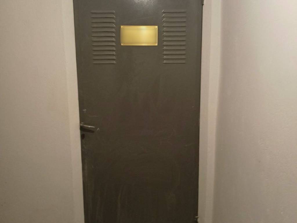 είσοδος υπόγειας αποθήκης