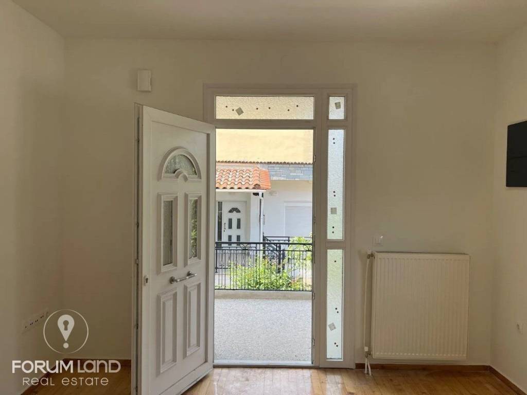 Forumland Real Estate, Είσοδος