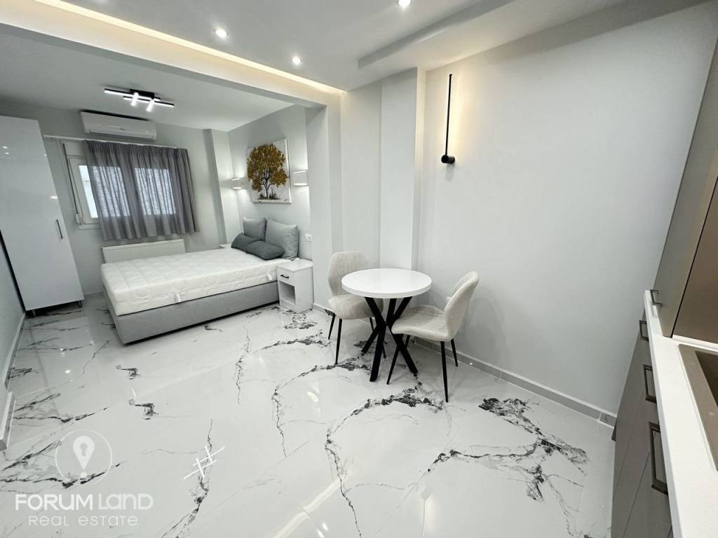 Forumland Real Estate, Studio