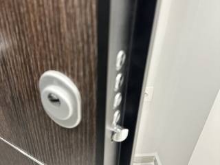 Forumland Real Estate, Θωρακισμένη πόρτα