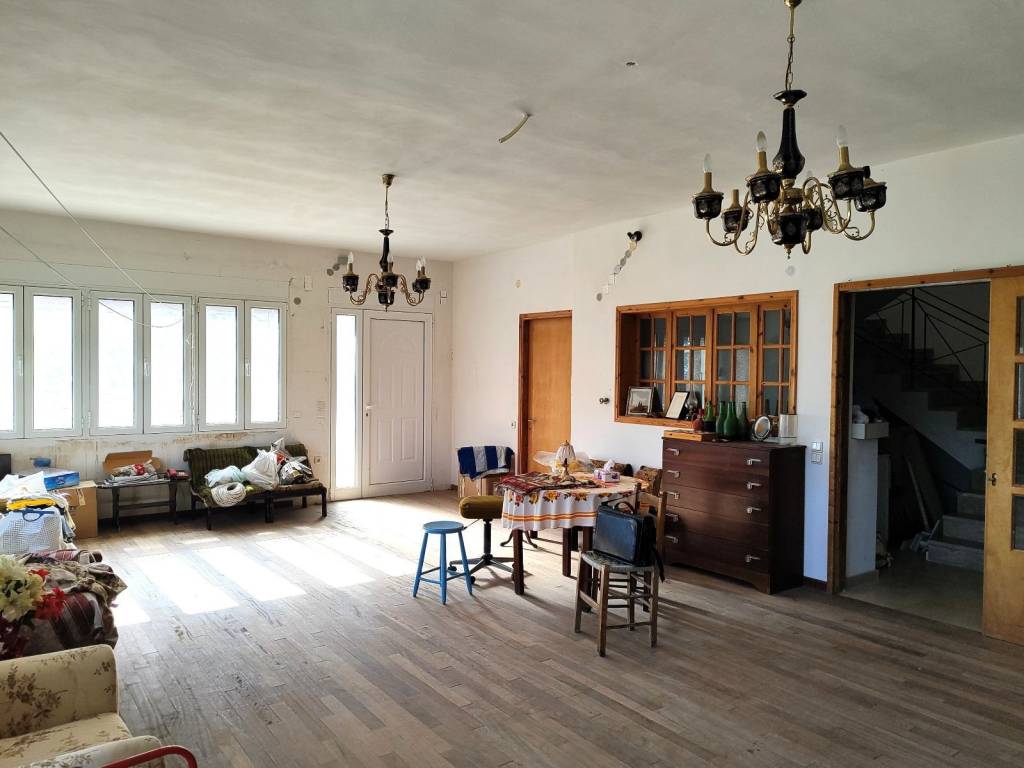 TO KATHISTIKO-TRAPEZARIA