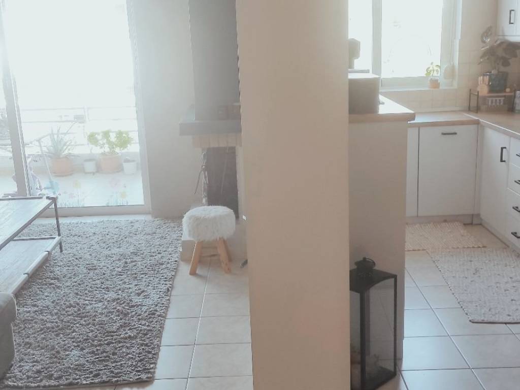 koyzina dexia me trapezaria kai saloni aristera.