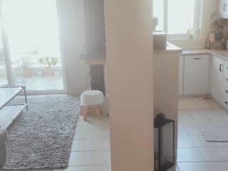 koyzina dexia me trapezaria kai saloni aristera.