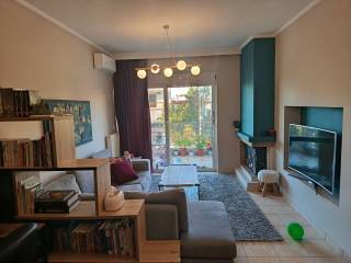 Saloni me megalo mpalkoni kai tzaki