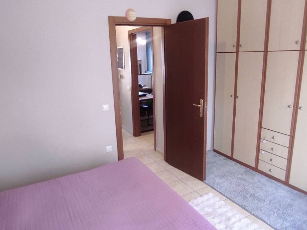 Ypnodomatio 1 eyrychoro kai photeino