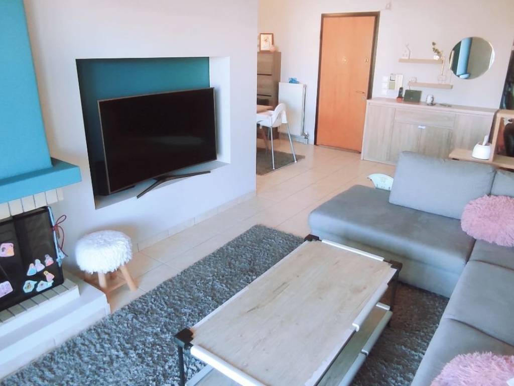 PHoteino saloni me tzaki. Aristera einai e koyzina