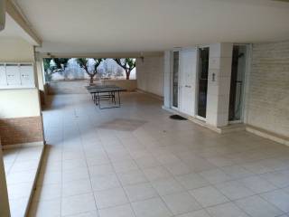 Building main entrance, pyloti