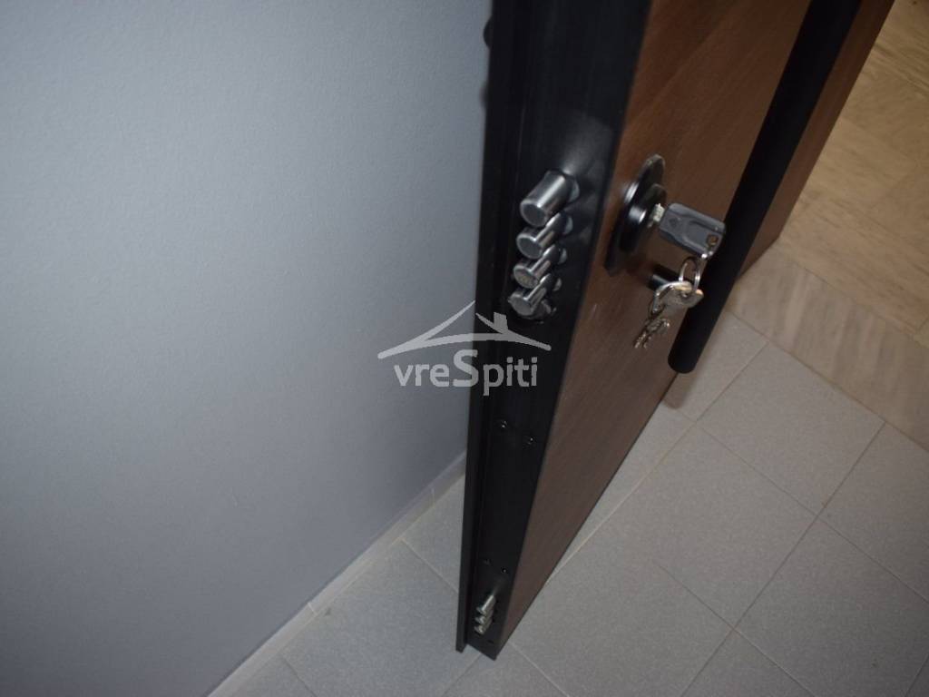 ΠΟΡΤΑ ΕΙΣΟΔΟΥ