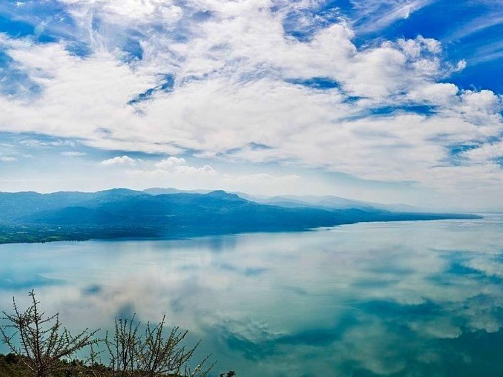 Η ΛΙΜΝΗ ΤΡΙΧΩΝΙΔΑ