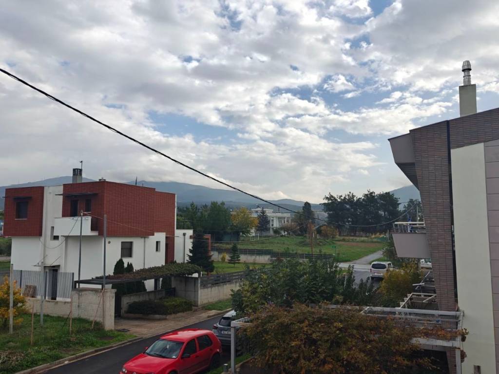 Θέα διαμερίσματος πρώτου ορόφου Δ1 από μπαλκόνι σαλονιού