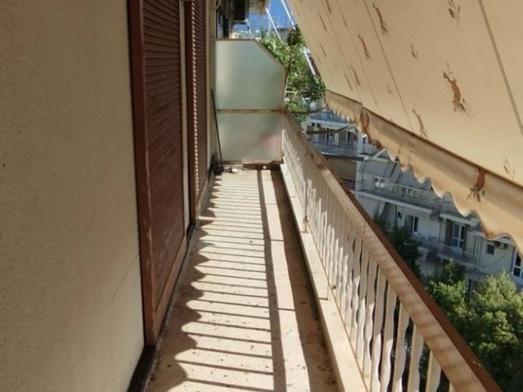 Το ένα μπαλκόνι