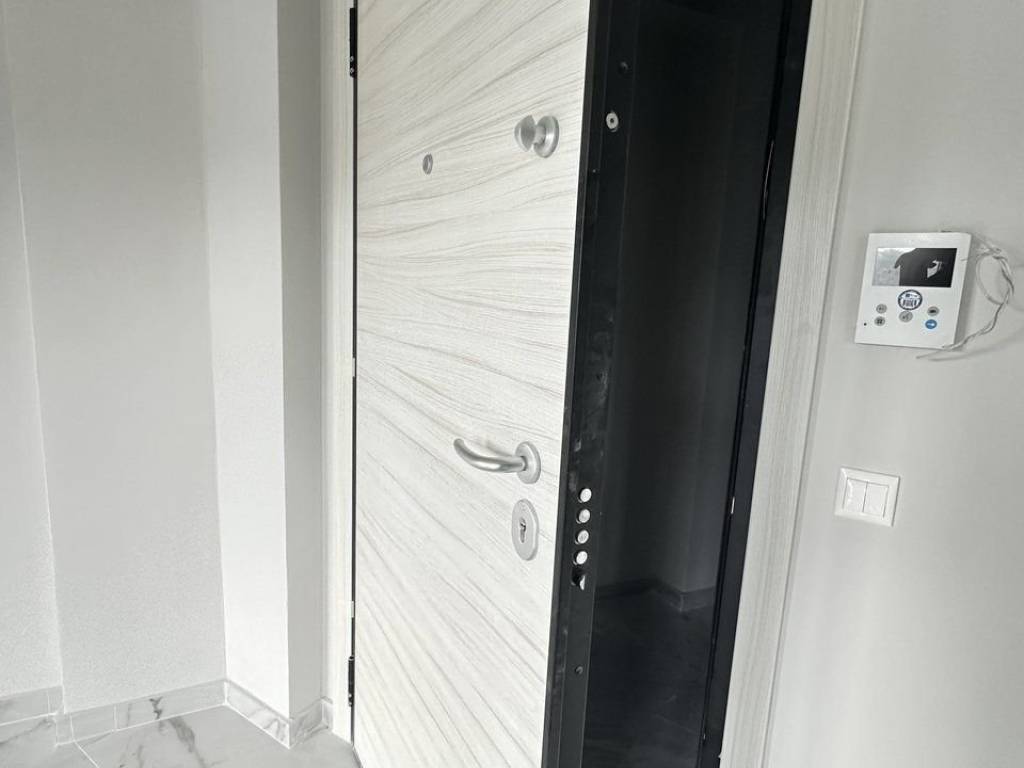 Forumland Real Estate, Θωρακισμένη πόρτα