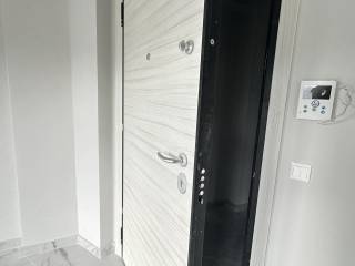 Forumland Real Estate, Θωρακισμένη πόρτα