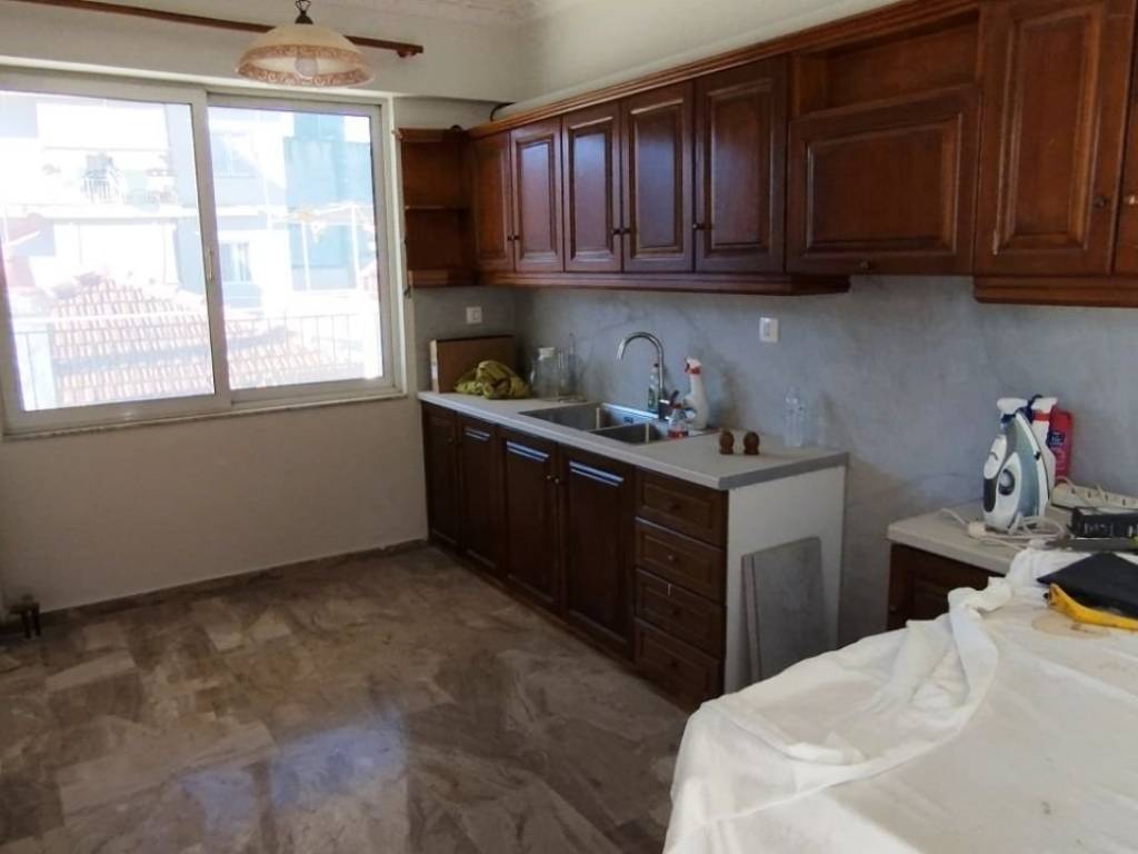 Η κουζίνα με το πάσο προς το καθιστικό