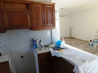 Το καθιστικό από την κουζίνα