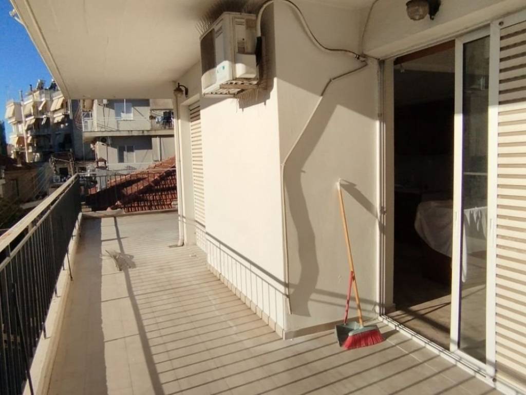 Η εμπρός βεράντα