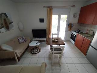 ANYPLACE MESITIKES YPERESIES