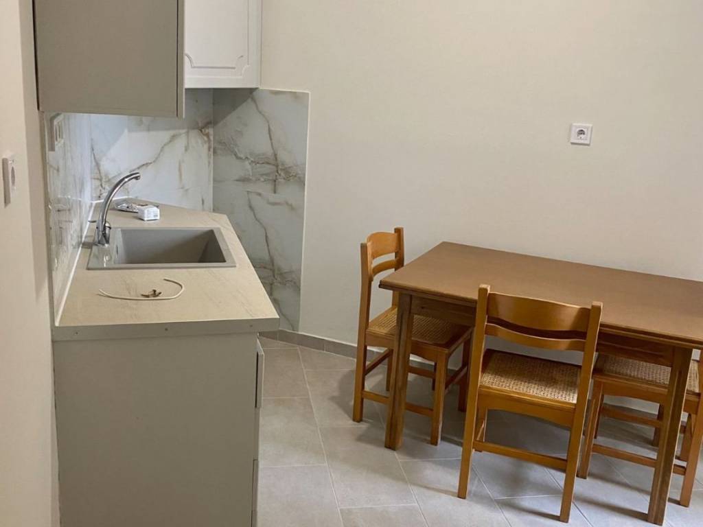 Koyzina anexartete apo to saloni