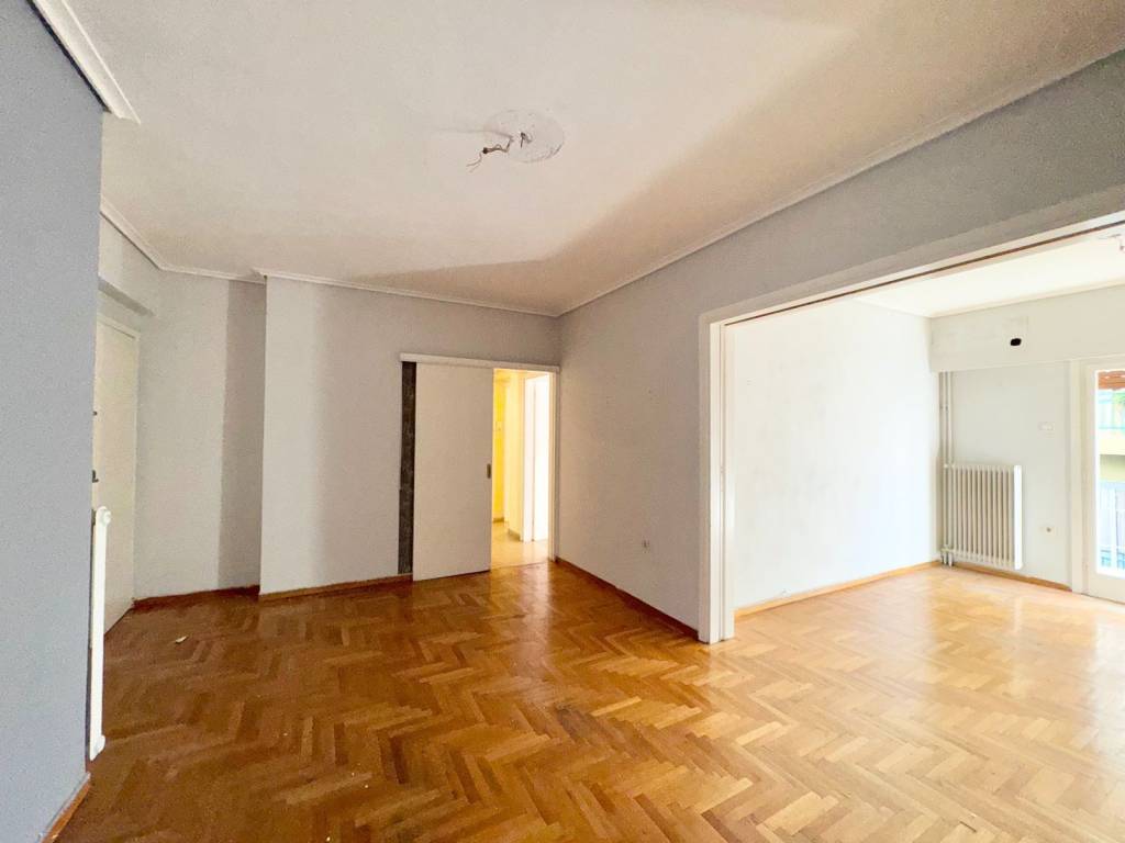 Χωλ μεγάλο και σαλόνι στην πρόσοψη